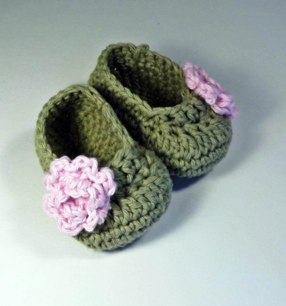 Sweet leaf green baby booties with pastel pink rose