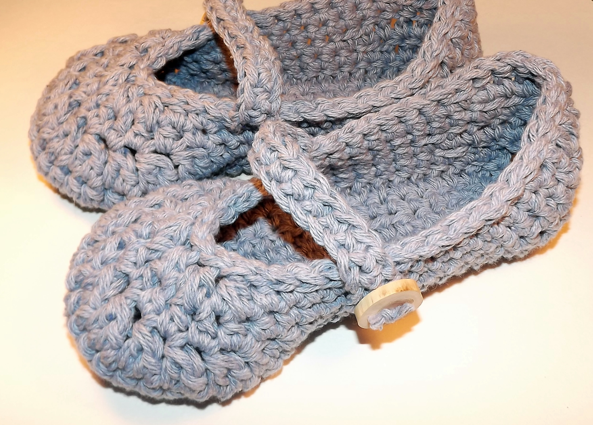 Isotoner Womens Plush Quilted Gray Slippers Faux Sherpa Fur House Shoes Clogs